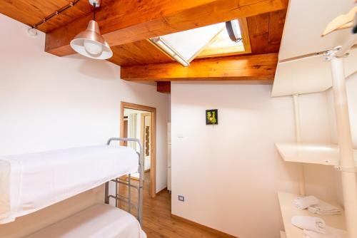 a room with two bunk beds and a skylight at Appartamenti Adriatico & Gran Sasso in Pineto