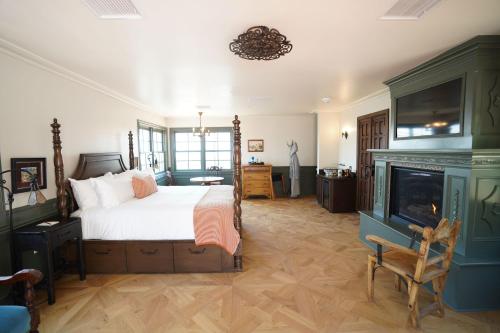 a bedroom with a bed and a fireplace at El Caminante Bar & Bungalows in Dana Point