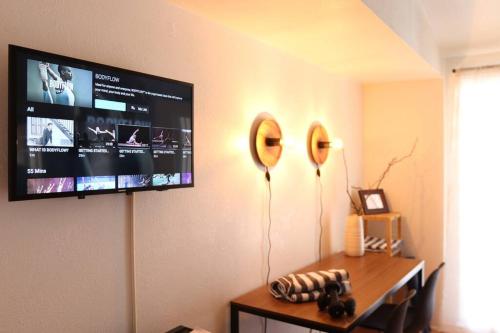 Televisyen dan/atau pusat hiburan di Stylish Mid-Century Oasis with Pool