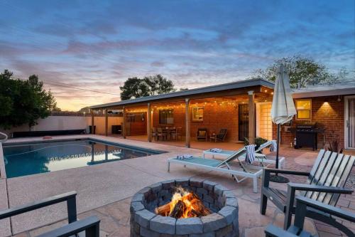 Kolam renang di atau dekat dengan Stylish Mid-Century Oasis with Pool