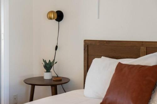 Katil atau katil-katil dalam bilik di Stylish Mid-Century Oasis with Pool