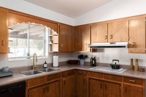 Dapur atau dapur kecil di Stylish Mid-Century Oasis with Pool