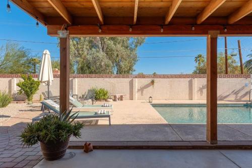 Kolam renang di atau dekat dengan Stylish Mid-Century Oasis with Pool