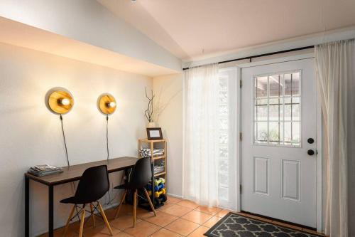 Gambar di galeri bagi Stylish Mid-Century Oasis with Pool di Tucson