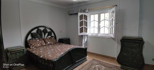 10月6日市にあるComfy Apartment In Giza Cairo Family Onlyのベッドルーム(ベッド1台、窓付)