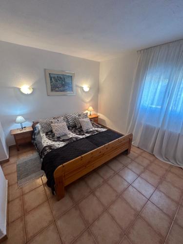 a bedroom with a large bed in a room at Casa Rural LA PICOTILLA in Martiherrero
