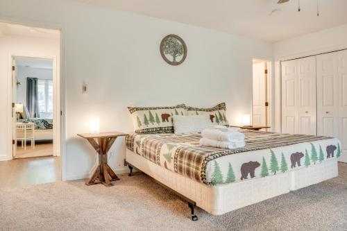 海伦Spacious Rustic Helen Abode about half Mi From Tubing!的卧室里有一张床，墙上挂着一个钟