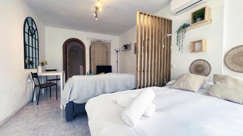 Pokój hotelowy z 2 łóżkami i biurkiem w obiekcie Mshome Encanto Mediterráneo w mieście Cala del Moral