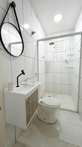 W łazience znajduje się toaleta, umywalka i lustro. w obiekcie FlatStudio02 em condomínio residencial na Nova Betânia w mieście Mossoró