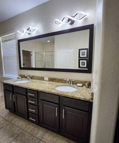 Spacious & Cozy Home- Near all Disney Parks photo 4