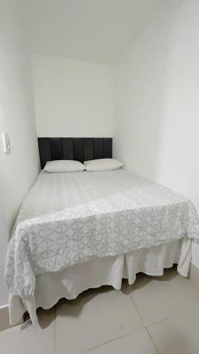 FlatStudio02 em condomínio residencial na Nova Betânia 객실 침대