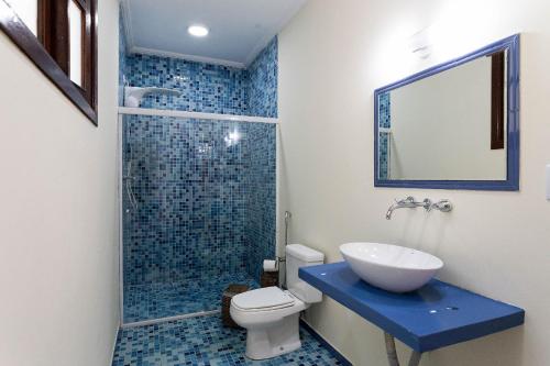 a bathroom with a toilet and a sink and a shower at Pousada Cantareira - Suítes na Serra da Cantareira in Mairiporã