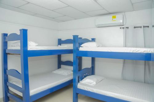a room with two bunk beds in a room at Cabaña Palma Azul in Coveñas