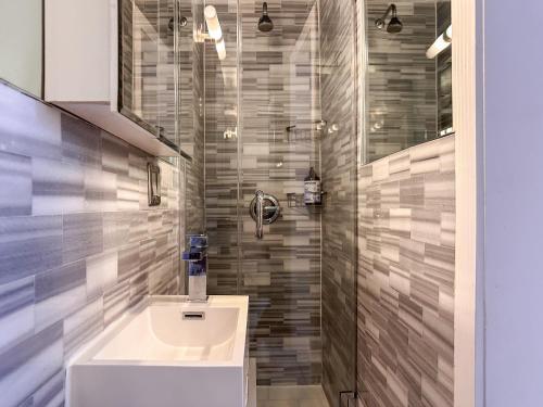 a bathroom with a sink and a shower at New York Suite Upper East Side - Manhattan in New York