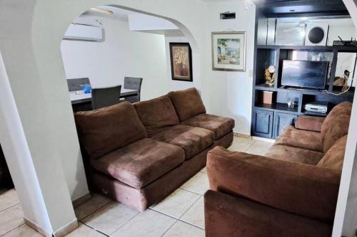 ein Wohnzimmer mit einem Sofa und einem Tisch in der Unterkunft Casa en Mexicali in Mexicali