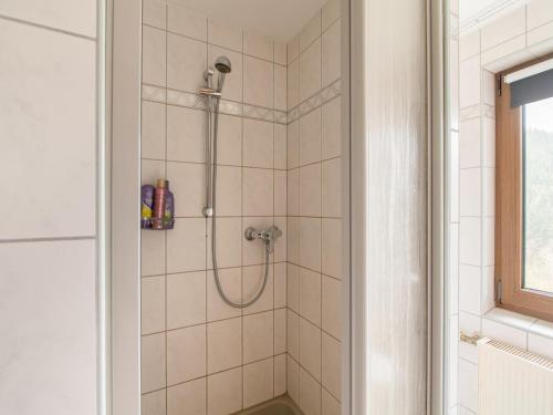 uma casa de banho com uma cabeça de chuveiro em Kurhaus am Nordenau em Schmallenberg