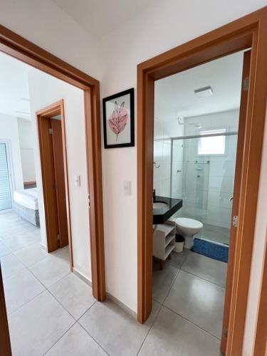 烏巴圖巴的住宿－Apê212 - 650m da Orla，一间带卫生间和玻璃门的浴室