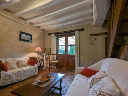 ein Wohnzimmer mit Sofa und Tisch in der Unterkunft Charmante maison restaurée avec jardin, étang privé et terrasse au cœur du Berry - FR-1-591-11 in Bélâbre