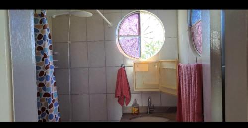 サクアレマにあるLugar de Ser Feliz Casa da Jôの洗面台と窓のあるバスルーム