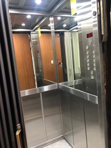 ein Aufzug in einem Gebäude mit einem Spiegel in der Unterkunft Departamento zona Güemes, a dos cuadras del mar ,Dos ambientes,céntrico in Mar del Plata