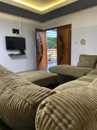 WanicaにあるA-mish Appartementのベッド2台とテレビ付きの部屋、