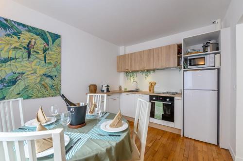 une petite cuisine avec une table et une salle à manger dans l'établissement Luxueux appartement d'Alfortville, à Alfortville