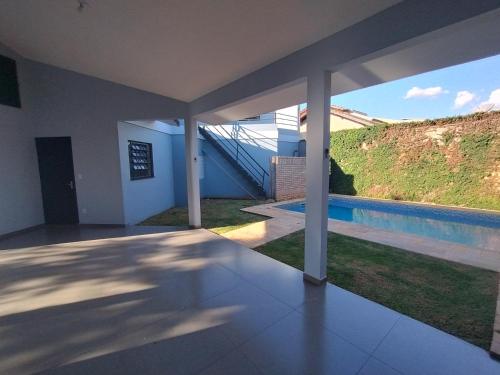 einen Blick von der Innenseite eines Hauses mit Pool in der Unterkunft Quarto e piscina in Marechal Cândido Rondon