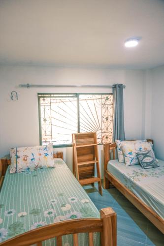 a bedroom with two beds and a window at Casa Finca La Nana in San Jerónimo