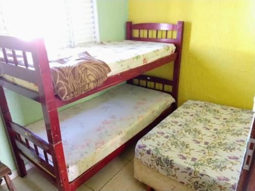 two bunk beds in a small room with at Chácara fortes em Pindamonhangaba in Pindamonhangaba