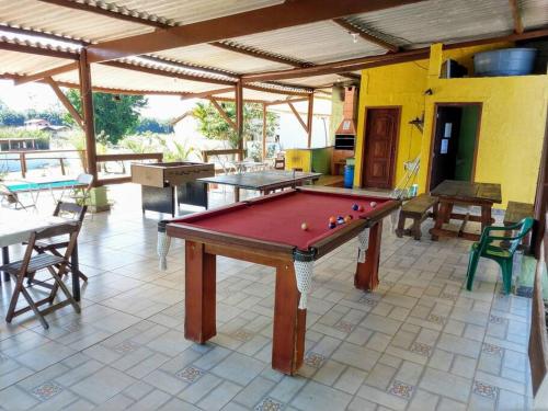a pool table sitting in a room with at Chácara fortes em Pindamonhangaba in Pindamonhangaba