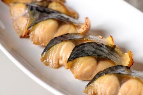 een witte plaat met wat eten erop bij HOTEL FORZA HAKATA-GUCHI in Fukuoka