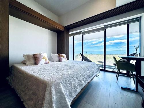 a bedroom with a bed with a view of the ocean at Exclusivo y bellísimo condominio en Cabo Norte in Mérida