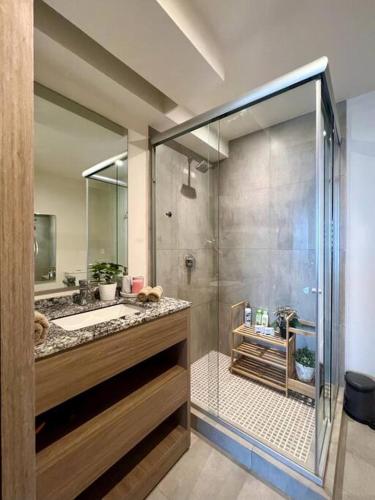 a bathroom with a glass shower and a sink at Exclusivo y bellísimo condominio en Cabo Norte in Mérida