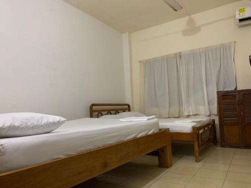 um quarto com 2 camas e uma janela em Apartamento frente al mar entre Tolu y Coveñas em Puerto Viejo
