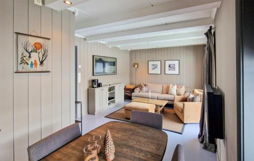 Khu vực ghế ngồi tại 2 Bedroom Stunning Home In Geilo