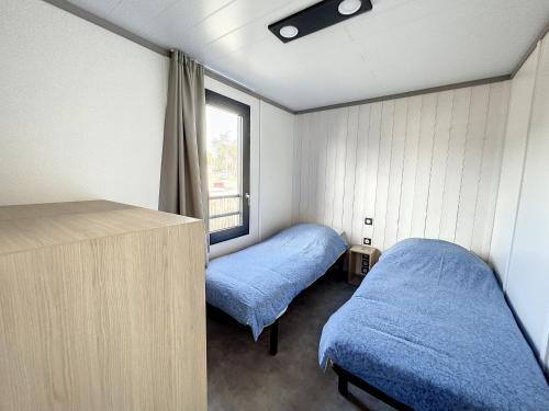 Habitación pequeña con 2 camas y ventana en Chalet Jullouville, 4 pièces, 6 personnes - FR-1-361-474 en Jullouville-les-Pins