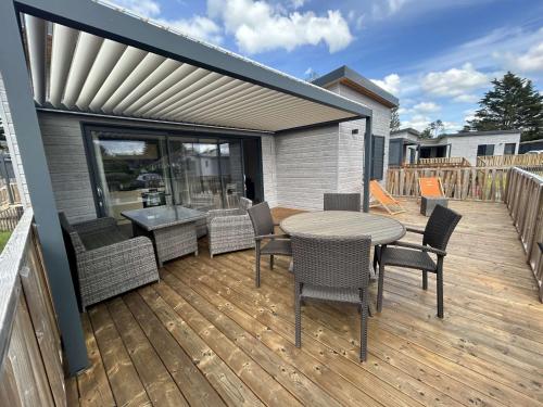 Chalet standing avec piscine chauffée, 4 couchages, proche plage et commerces, WIFI inclus - FR-1-361-527