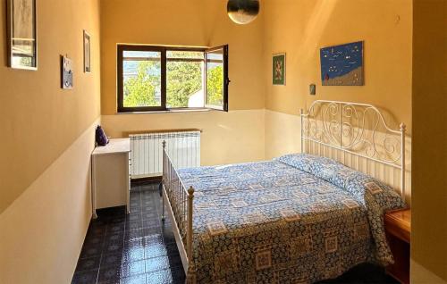 1 dormitorio con cama y ventana en Gorgeous Home In Carano With Kitchen en Carano