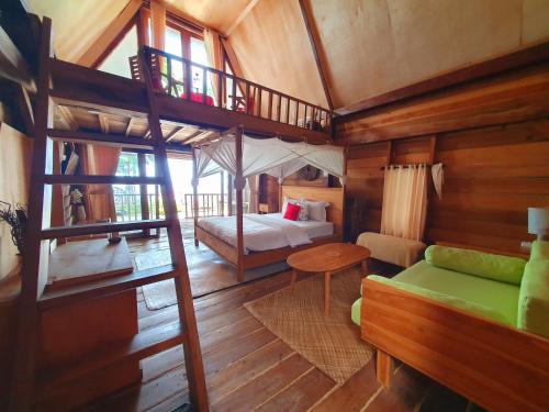 - une chambre avec des lits superposés et une chambre avec des lits superposés dans l'établissement Sunset Moyo Bungalows, à Moyo Island