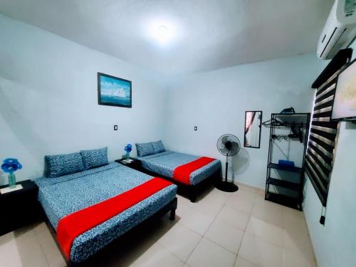 1 dormitorio con 2 camas y sofá en Departamento Pacífico, en Mazatlán