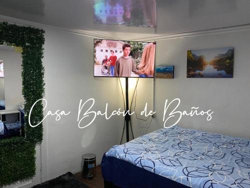 a bedroom with a bed and a sign that says eyes between the albums at Casa Balcón de Baños in Baños
