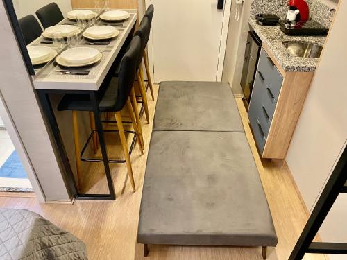 a table in a small kitchen with a gray bench at MV 40 Magnífico Apartamento Em Frente Ao Metrô Brás ! - Rua Coronel Mursa, 56 - Bras in Sao Paulo