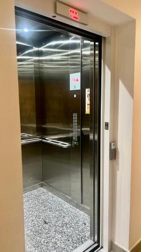 a elevator in a building with a glass door at MV 40 Magnífico Apartamento Em Frente Ao Metrô Brás ! - Rua Coronel Mursa, 56 - Bras in Sao Paulo