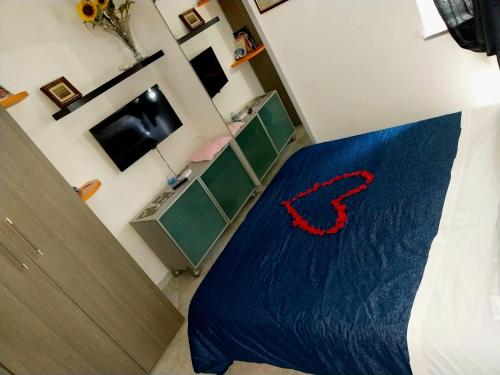 una camera con letto e piumone blu di Appartamento con giardino a Civitavecchia