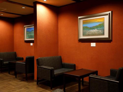 a waiting room with chairs and a painting on the wall at Hotel Morinokaze Hakone Sengokuhara in Hakone