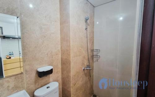 Ванная комната в Apartemen Trans Park Cibubur by HOUSLEEP