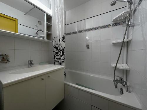 une salle de bain avec une baignoire, un lavabo et une douche dans l'établissement Studio confortable pour 4 avec vue pistes, Ski-in/Ski-out - FR-1-452-356, aux Menuires