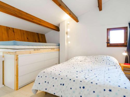 une chambre avec un lit dans une pièce avec des plafonds en bois dans l'établissement Pavillon 2 pièces mezzanine, piscine proche plage, parking privé - FR-1-409-98, à Narbonne-Plage