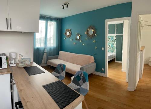 un salon avec un canapé et une table dans l'établissement Appartement Vasil - proche de Paris, à Villemomble
