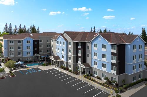 uma vista aérea de um complexo de apartamentos com estacionamento em TownePlace Suites Sacramento Cal Expo em Sacramento